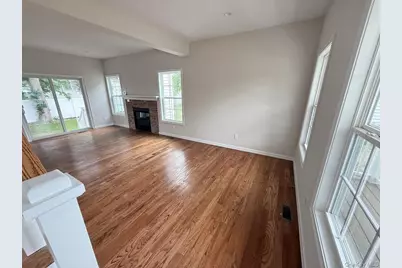 8 Gail Grace Court, Copiague, NY 11726 - Photo 4