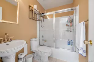 14 Vanderbilt Way, Valley Stream, NY 11581 - Photo 12