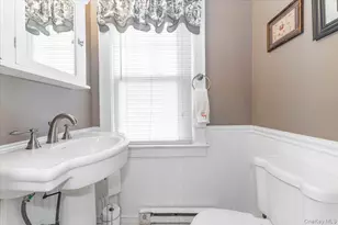 77 Hiawatha Dr, Brightwaters, NY 11718 - Photo 6