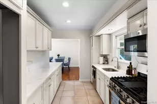 8 Park Cir, Great Neck, NY 11024 - Photo 16