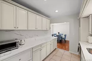 8 Park Cir, Great Neck, NY 11024 - Photo 18