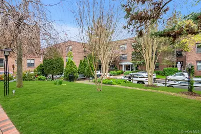 1 Town House Place #2E, Great Neck, NY 11021 - Photo 16