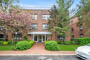 1 Town House Pl, Great Neck, NY 11021 - Photo 1