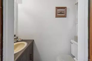 952 Roxbury Dr, Westbury, NY 11590 - Photo 26
