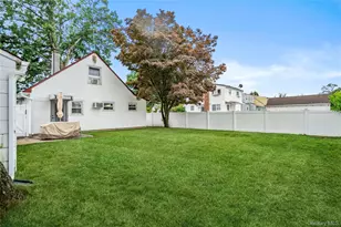 633 Robin Ct, West Hempstead, NY 11552 - Photo 22