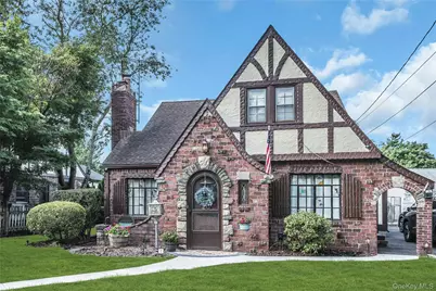 20 Voorhees Place, Malverne, NY 11565 - Photo 1