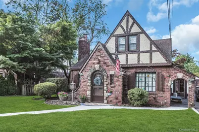 20 Voorhees Place, Malverne, NY 11565 - Photo 2