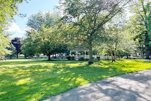 10 Canterbury Rd, Great Neck, NY 11021 - Photo 16