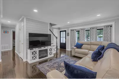 31 Apple Lane, Commack, NY 11725 - Photo 2