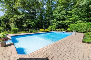 10 Serene Ct, Dix Hills, NY 11746 - Photo 8