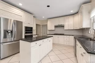 93 Oxford Blvd, Great Neck, NY 11023 - Photo 14