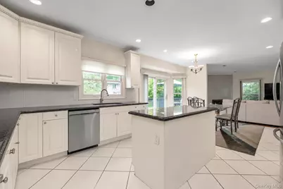 93 Oxford Boulevard, Great Neck, NY 11023 - Photo 12