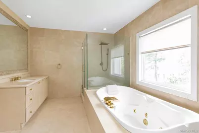 93 Oxford Boulevard, Great Neck, NY 11023 - Photo 18