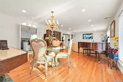 105 Park Lane, Douglaston, NY 11363 - Photo 10
