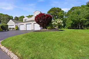 129 Farm House Ct, Manorville, NY 11949 - Photo 4