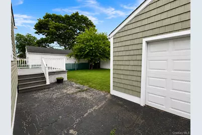 541 N Indiana Avenue, Lindenhurst, NY 11757 - Photo 24
