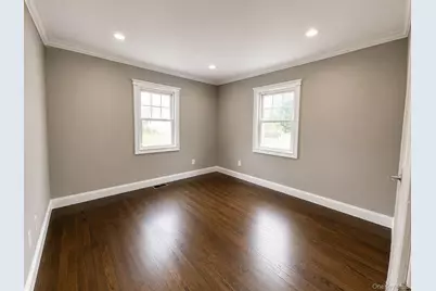 541 N Indiana Avenue, Lindenhurst, NY 11757 - Photo 14