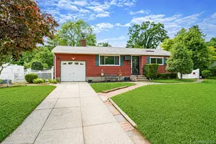 180 Whitetail Ln, Central Islip, NY 11722 - Photo 2