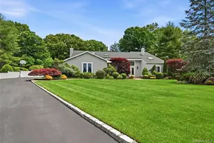 4 Laurelwood Ct, Dix Hills, NY 11746 - Photo 2