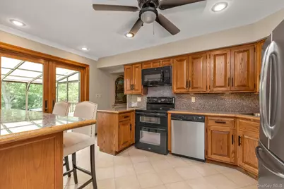 7 Freedom Court, Babylon, NY 11702 - Photo 4