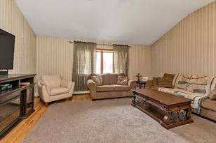 7 Freedom Ct, Babylon, NY 11702 - Photo 10