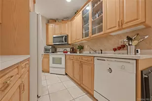 87 Carriage Ln, Plainview, NY 11803 - Photo 8
