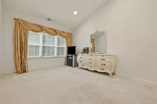 87 Carriage Ln, Plainview, NY 11803 - Photo 20