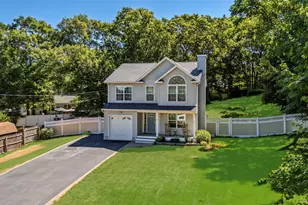 27 Cleveland Ave, Selden, NY 11784 - Photo 2