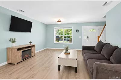 27 Cleveland Avenue, Selden, NY 11784 - Photo 8