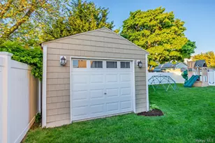 122 Linton Ave, Lindenhurst, NY 11757 - Photo 42