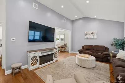 857 Milligan Lane, West Islip, NY 11795 - Photo 2