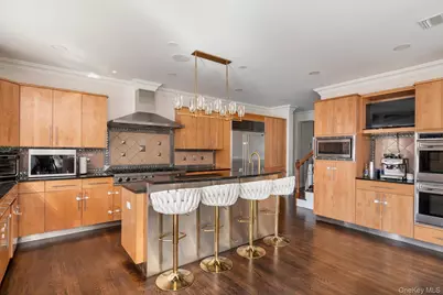 26 Legends Circle, Melville, NY 11747 - Photo 14