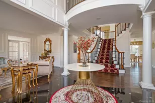26 Legends Cir, Melville, NY 11747 - Photo 4