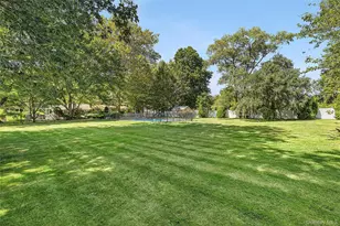 54 Dix Woods Dr, Melville, NY 11747 - Photo 20