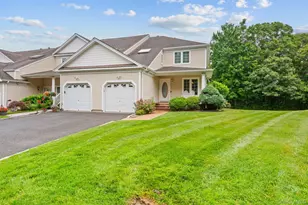 16 Lindbergh Cir, Huntington, NY 11743 - Photo 2