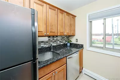2423 Union Boulevard #8B, Islip, NY 11751 - Photo 4
