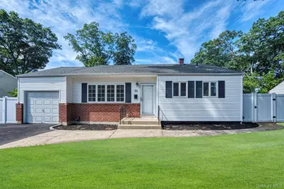 31 Foxwood Drive E, Huntington Station, NY 11746 - Photo 2