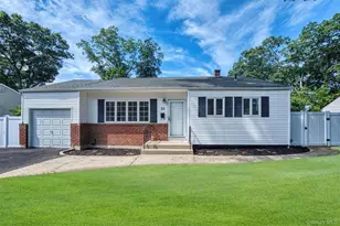 31 Foxwood Dr E, Huntington Station, NY 11746 - Photo 2