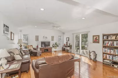 123 Avenue B, Holbrook, NY 11741 - Photo 4