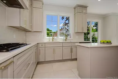 9 Greenway Terrace, Great Neck, NY 11024 - Photo 10