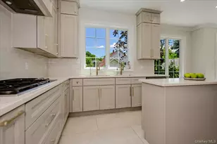 9 Greenway Ter, Great Neck, NY 11024 - Photo 10