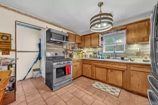 14 Urn Ct, Brentwood, NY 11717 - Photo 8