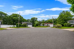 14 Urn Ct, Brentwood, NY 11717 - Photo 2