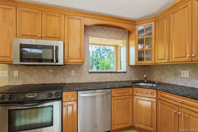 204 Halsey Avenue, Jericho, NY 11753 - Photo 16