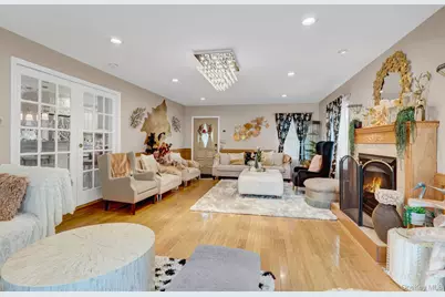 301 Oak Neck Road, West Islip, NY 11795 - Photo 8