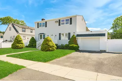 21 Lido Parkway, Lindenhurst, NY 11757 - Photo 2