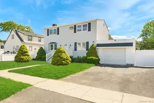 21 Lido Pkwy, Lindenhurst, NY 11757 - Photo 2