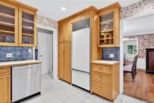 10 Ridge Dr, Port Washington, NY 11050 - Photo 8
