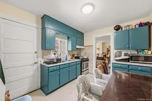 17 Carroll St, Poughkeepsie, NY 12601 - Photo 6