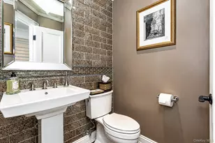 27 Hunt Ct, Jericho, NY 11753 - Photo 12